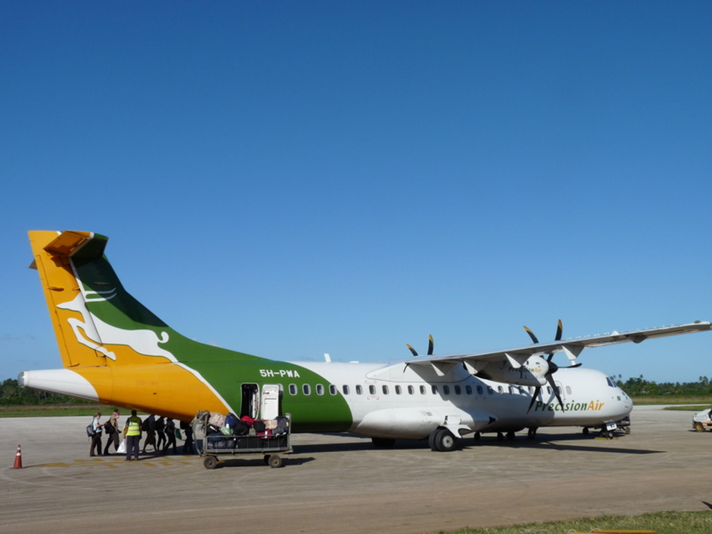 Propellervliegtuig op de luchthaven tijdens groepsrondreis Kenia, Tanzania en Zanzibar.