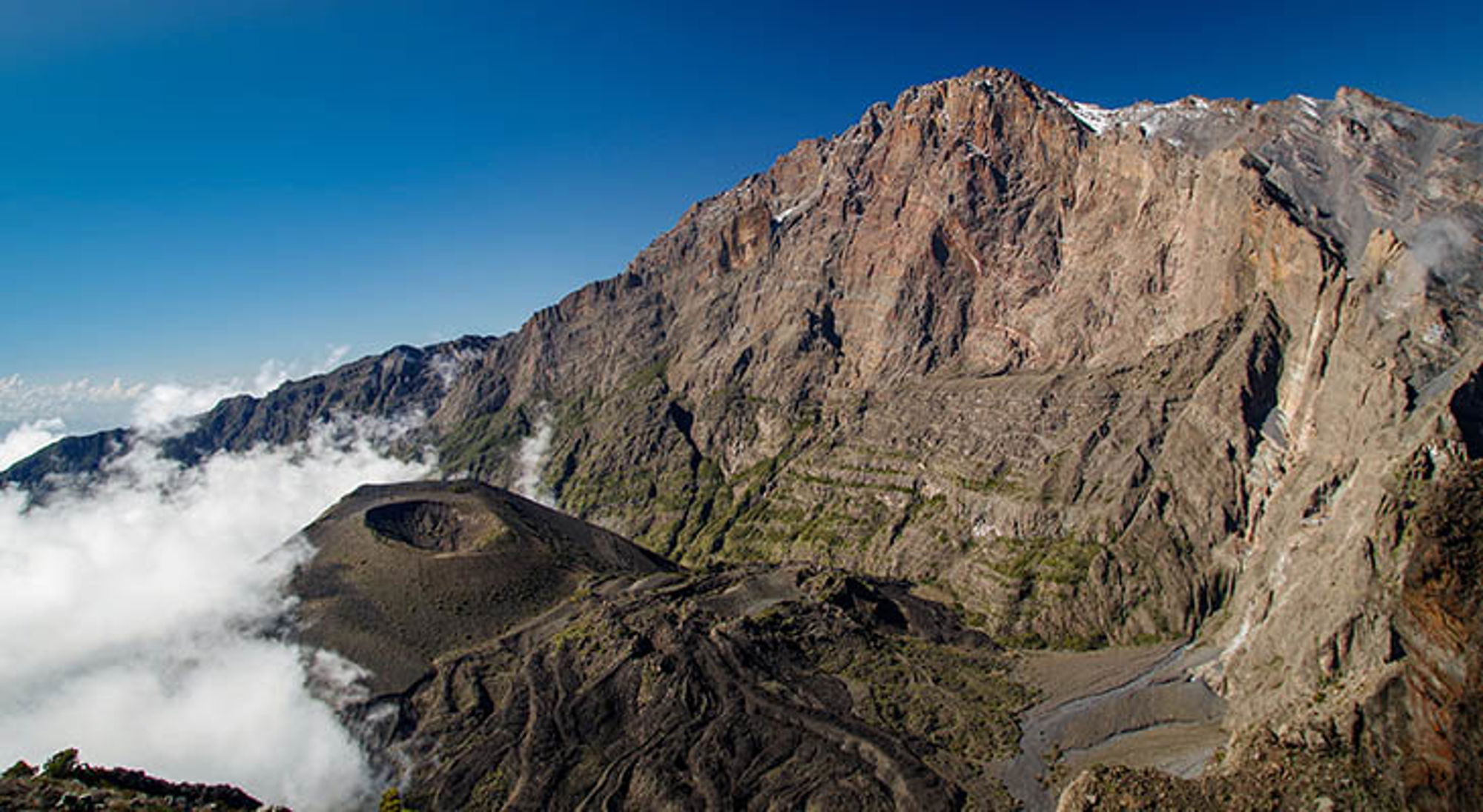 Uitzicht op Mount Meru Uitzicht op de krater en ruige bergtoppen van Mount Meru in Tanzania.