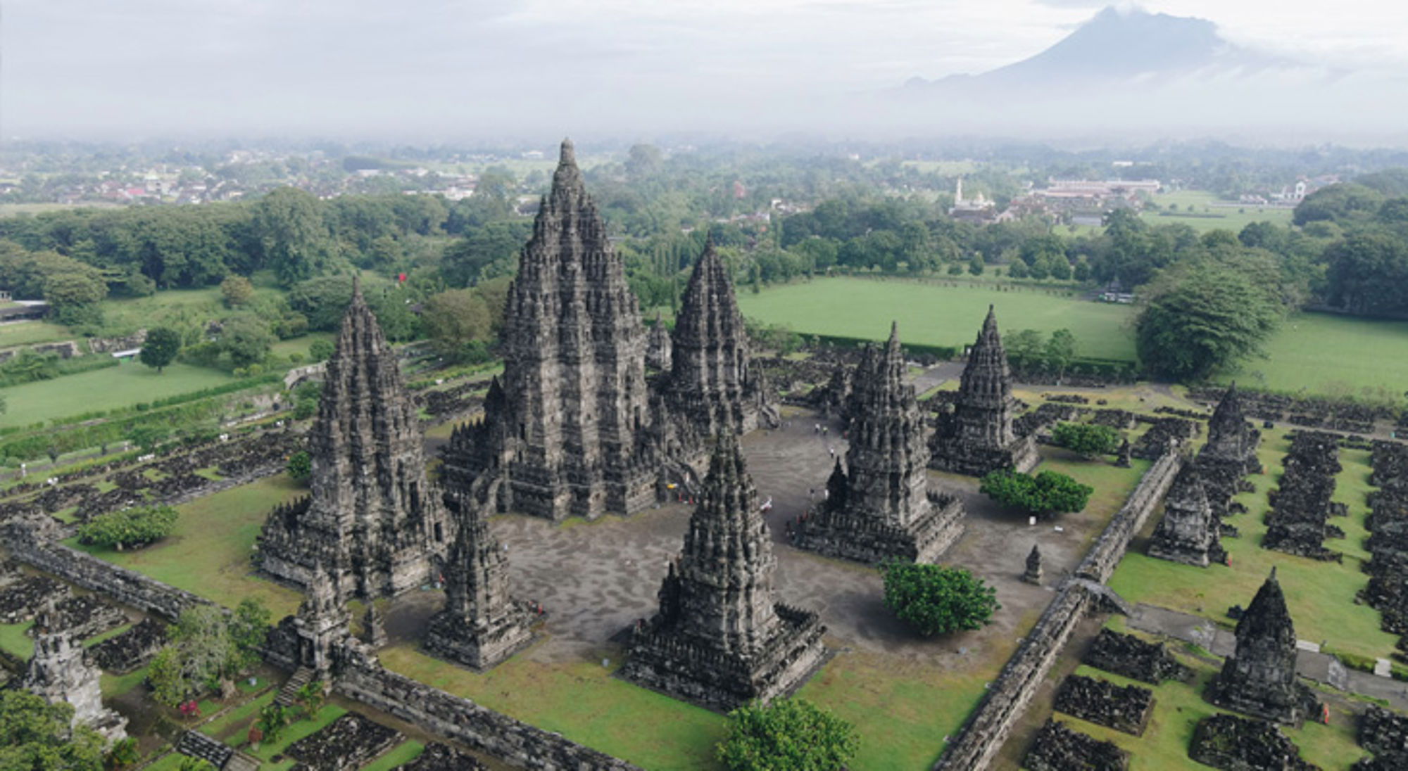 Prambanan-tempelcomplex bij Yogyakarta op Java, Indonesië, met hoge stenen torens en groene omgeving.