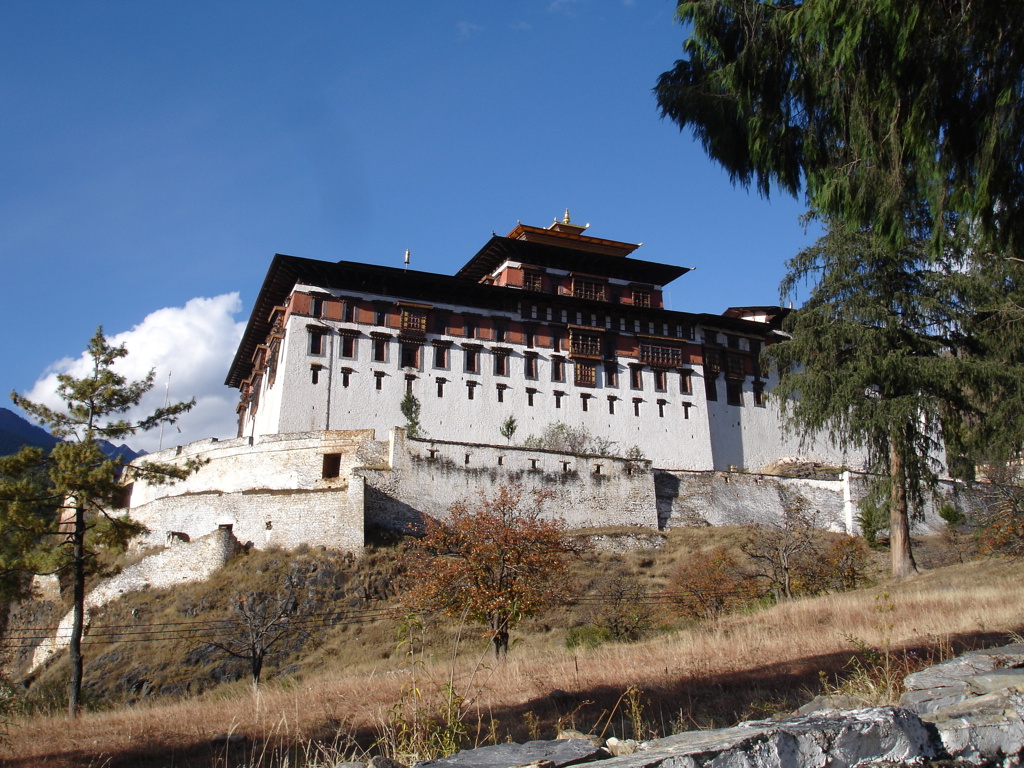 Traditioneel boeddhistisch klooster in Bhutan tijdens groepsrondreis Sikkim en Bhutan, met uitzicht op de Himalaya.