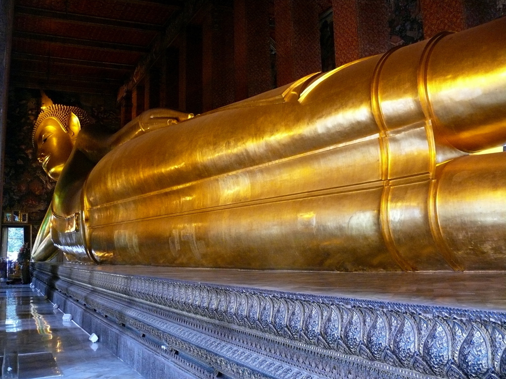 Gouden liggende Boeddha in tempel tijdens familiereis Thailand, Laos en Cambodja.
