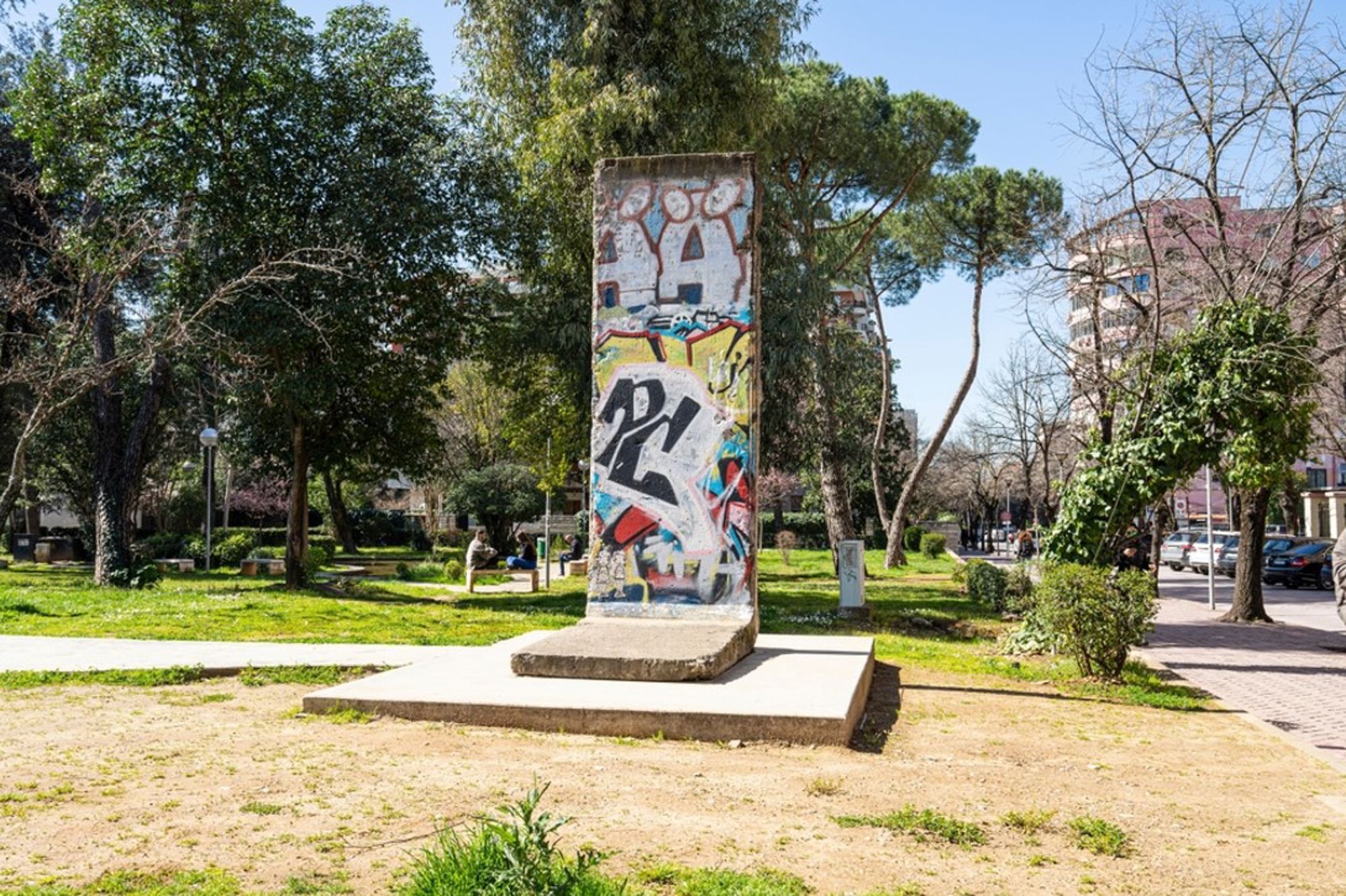 Met graffiti beschilderd stuk van de Berlijnse Muur in een park in Tirana, Albanië.