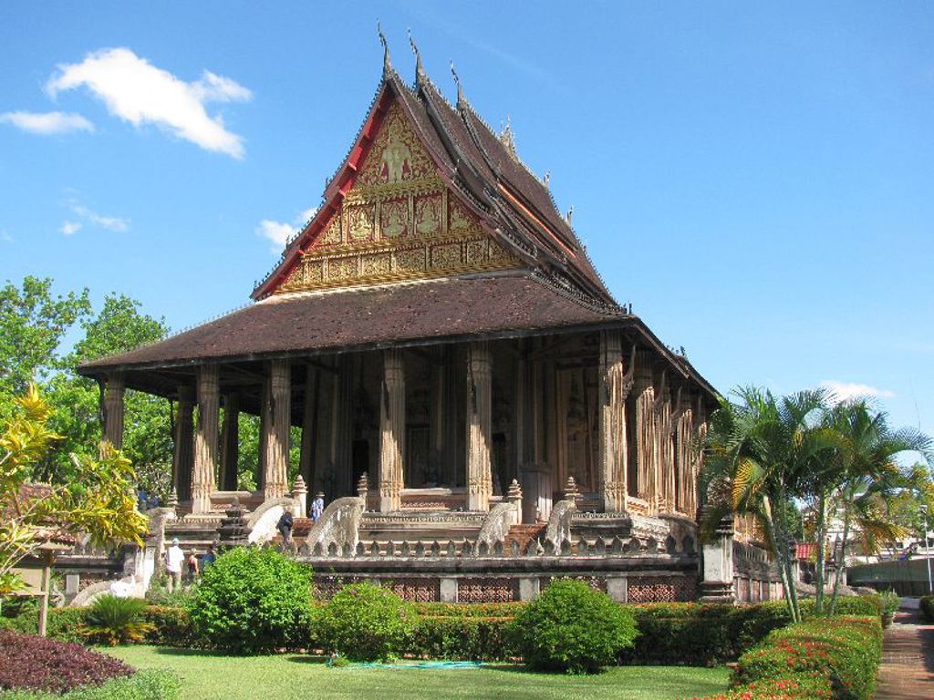 Traditionele tempel in Laos met rijk versierd dak en zuilen, tijdens groepsrondreis Laos en Cambodja.