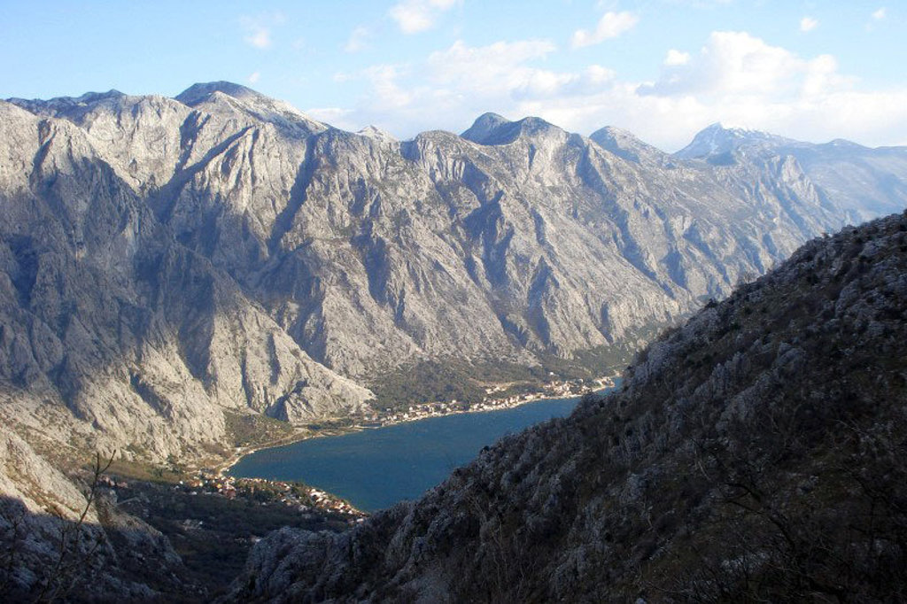 Uitzicht op de Baai van Kotor met steile bergwanden, tijdens een groepsrondreis Balkan.