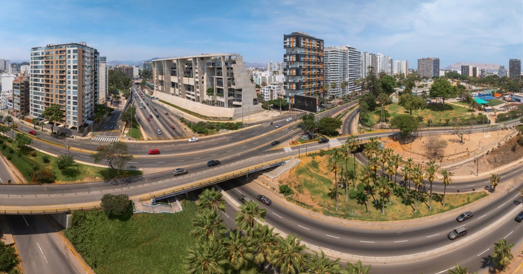 Panoramisch uitzicht op moderne skyline en snelwegknooppunt in Lima, Peru.