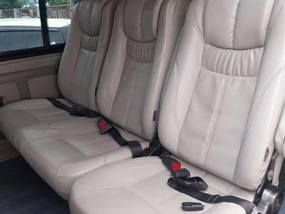 Interieur van een minivan in Thailand met comfortabele stoelen en veiligheidsgordels.