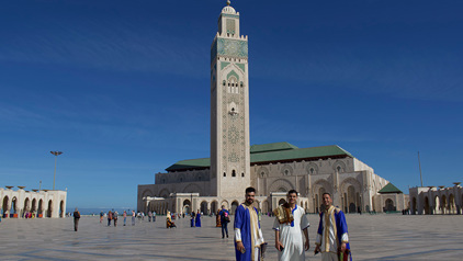 Hassan II-moskee in Casablanca, Marokko, met hoge minaret en bezoekers op het plein.