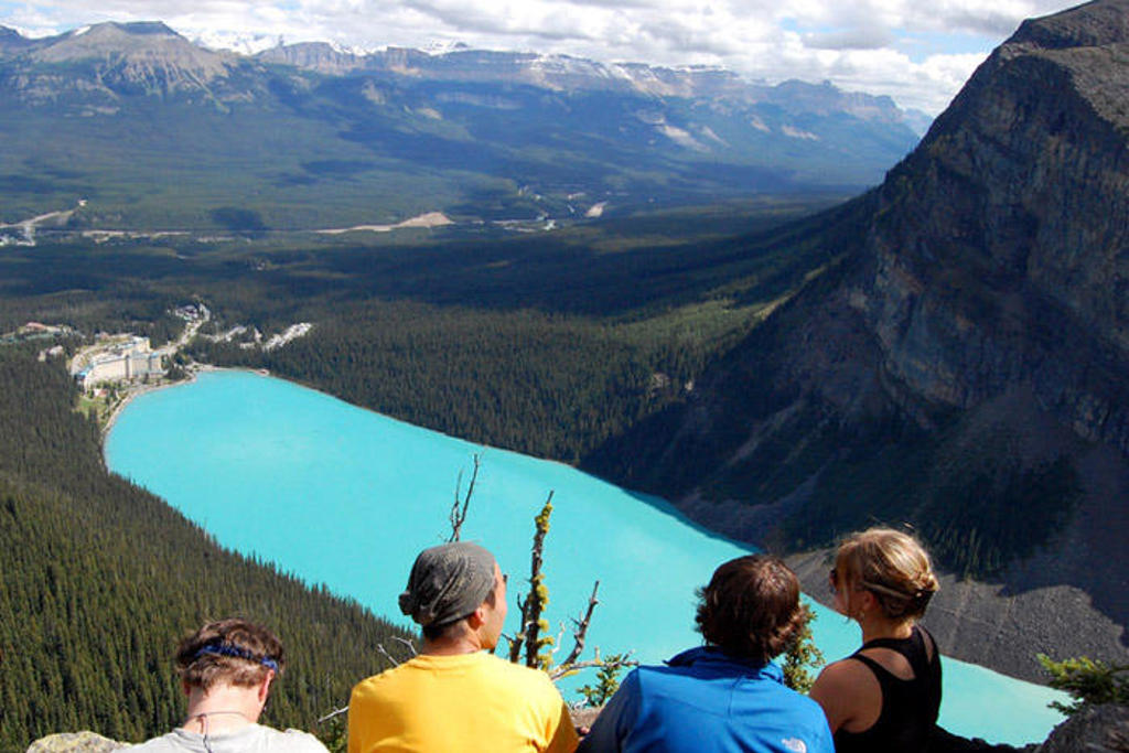 Uitzicht op turquoise Peyto Lake in de Canadese Rockies tijdens een groepsrondreis Canada West.