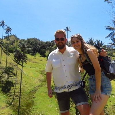 Jonge reizigers met rugzakken in de Cocoravallei tussen hoge palmen, tijdens 22-35ers reis Colombia.