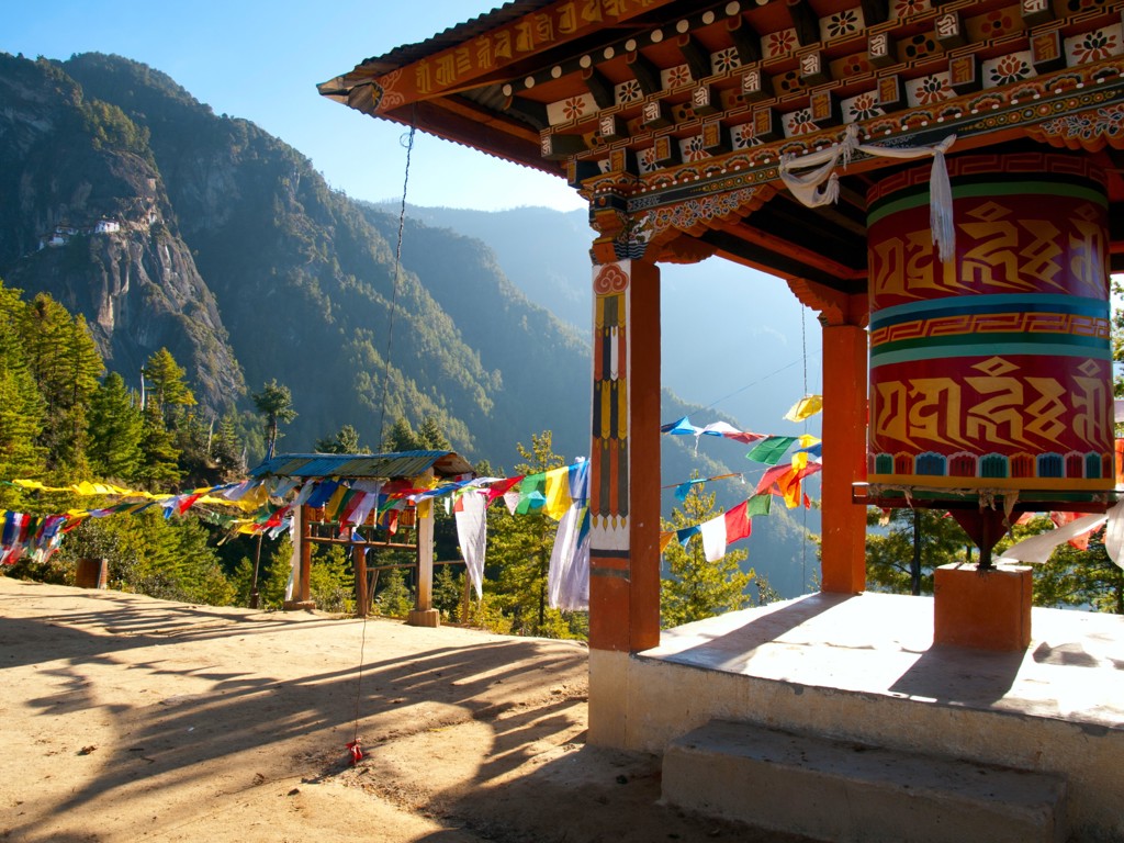 Grote gebedsmolen en gebedsvlaggen met uitzicht op de Himalaya tijdens groepsrondreis Sikkim en Bhutan.