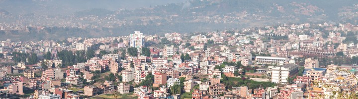 Panorama van Kathmandu met de Kathmanduvallei en omliggende bergen op de achtergrond.