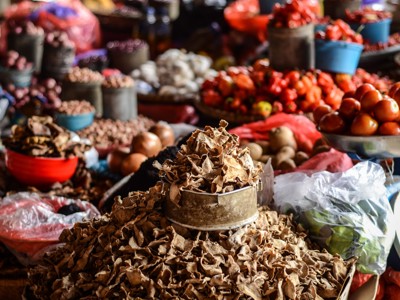 Kruiden, noten en groenten op een kleurrijke markt in Sulawesi tijdens de Route Sulawesi.
