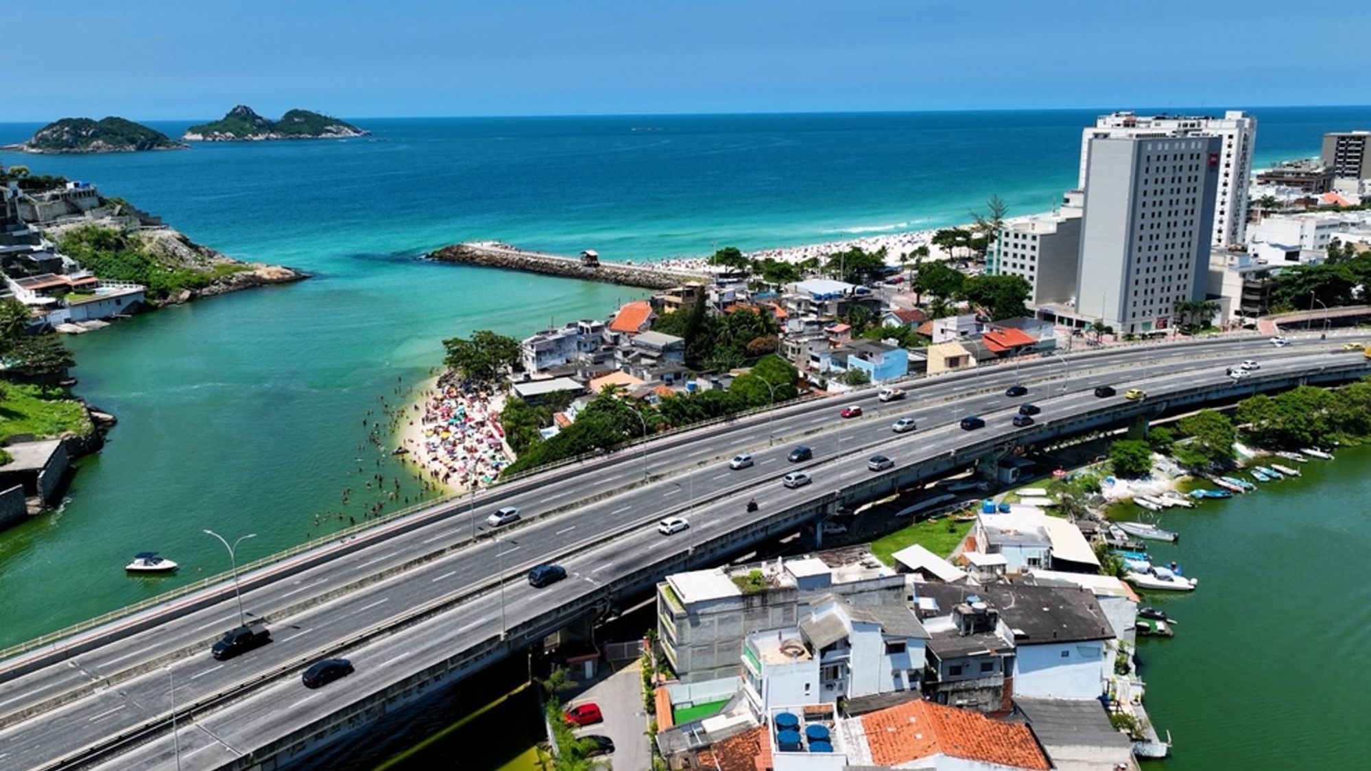 de brug naar Barra da Tijuca met strand en blauwe zee in Rio de Janeiro, Brazilië.