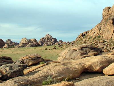 Rotsformaties en granieten heuvels in het Nationaal Park Terelj, Mongolië.