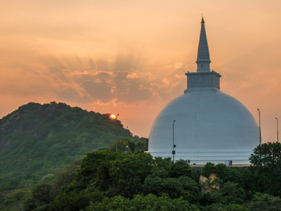 Witte boeddhistische stoepa Mihintale bij zonsondergang in Sri Lanka.
