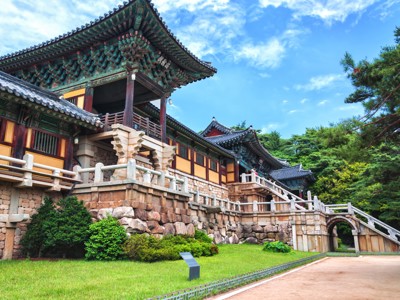 Bulguksa-tempel in Gyeongju, Zuid-Korea, met stenen trappen en traditionele daken tegen blauwe lucht.
