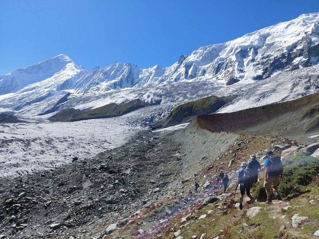 Reiziger steekt een touwbrug over in de bergen van Baltistan en Hunza, Pakistan.