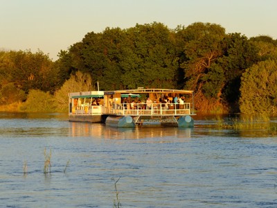 Bootcruise bij zonsondergang op de Zambezi-rivier tijdens de route Victoria Falls - Windhoek.