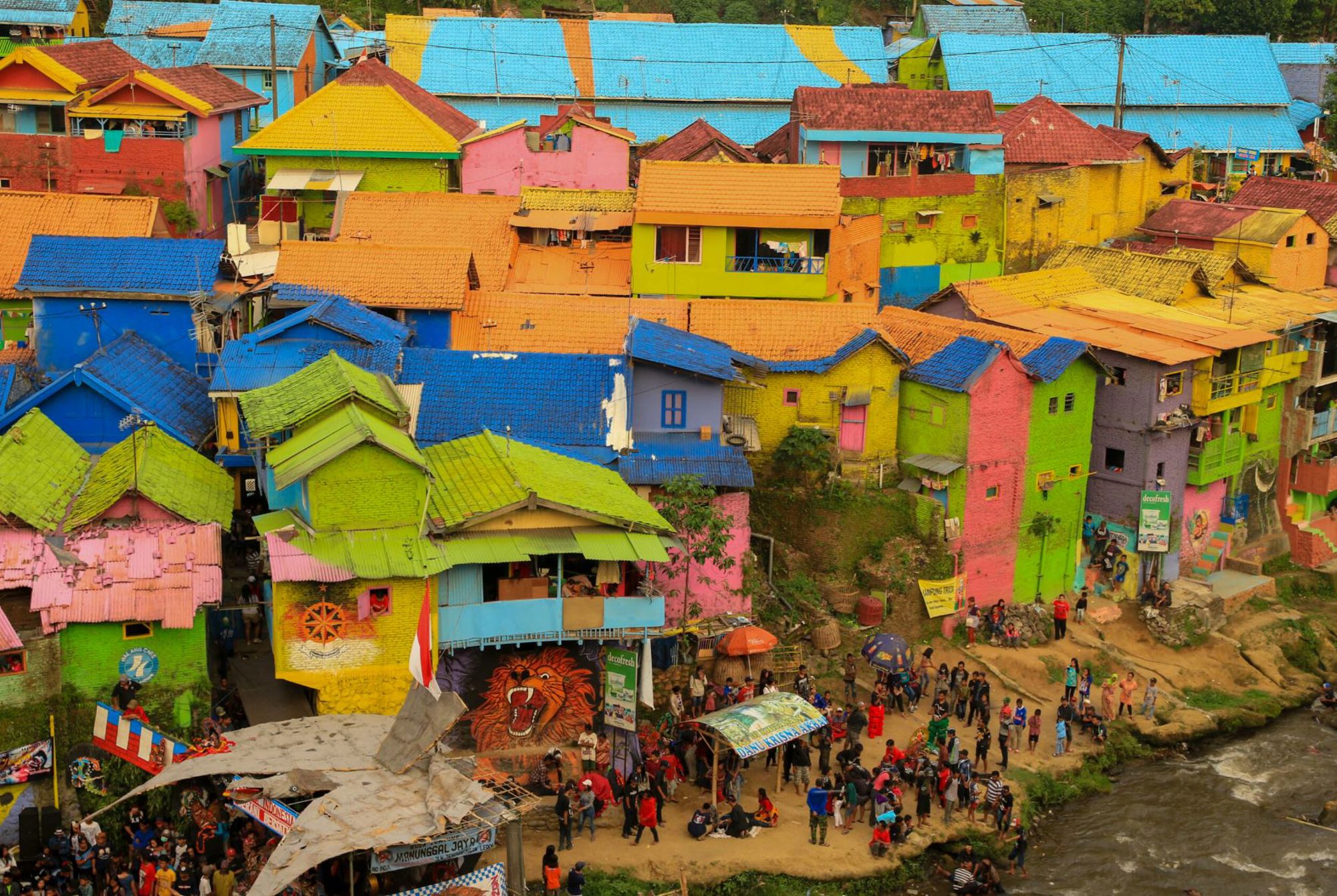 Kleurrijke huizen in Kampung Warna-Warni aan de rivier in Malang, Indonesië.