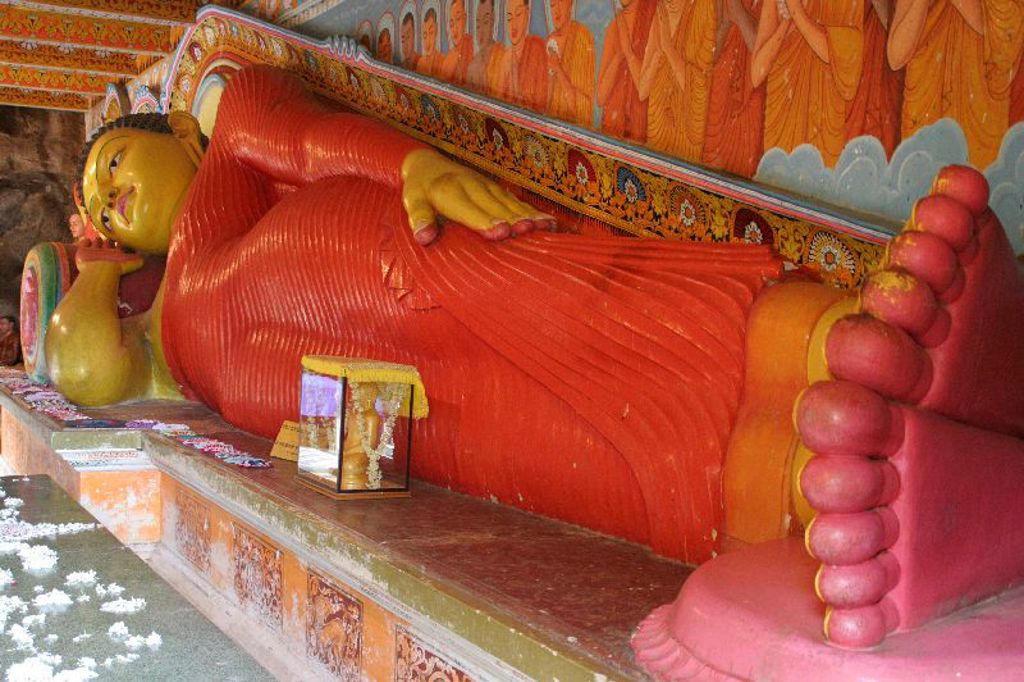 Liggende Boeddhabeeld in een tempel in Sri Lanka tijdens de groepsrondreis Sri Lanka Hoogtepunten.