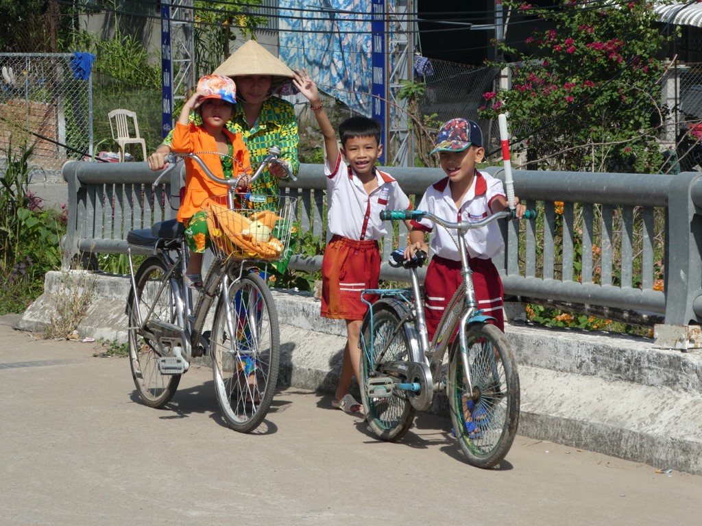 Kinderen met fietsen op straat in Vietnam tijdens een fietsvakantie.