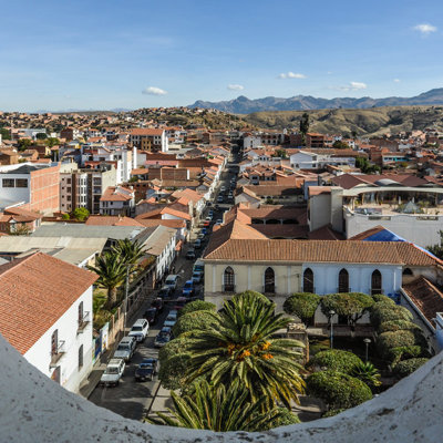Uitzicht over Sucre met rode daken en bergen op de achtergrond tijdens groepsrondreis Bolivia en Chili.