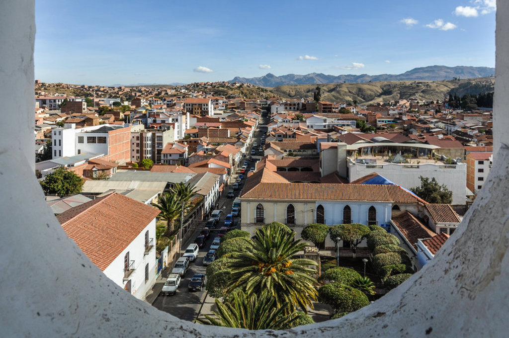 Uitzicht over Sucre met rode daken en bergen op de achtergrond tijdens groepsrondreis Bolivia en Chili.