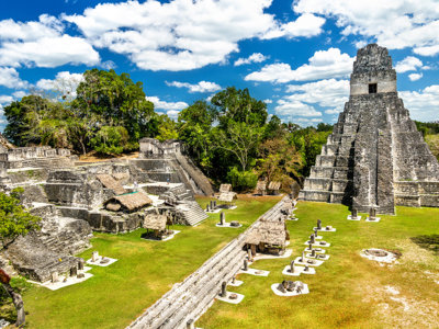 Maya-tempels en piramide in Tikal, Guatemala, tijdens groepsrondreis Guatemala en Copán.