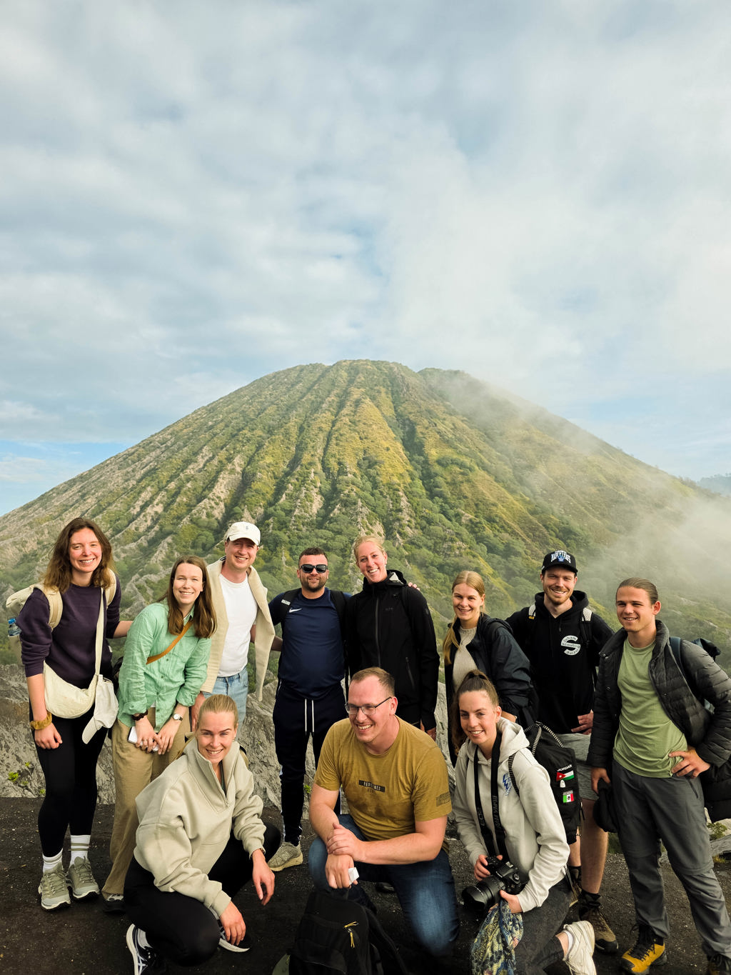 Groep 22-35ers tijdens rondreis Java en Bali met uitzicht op een vulkaan in Indonesië.