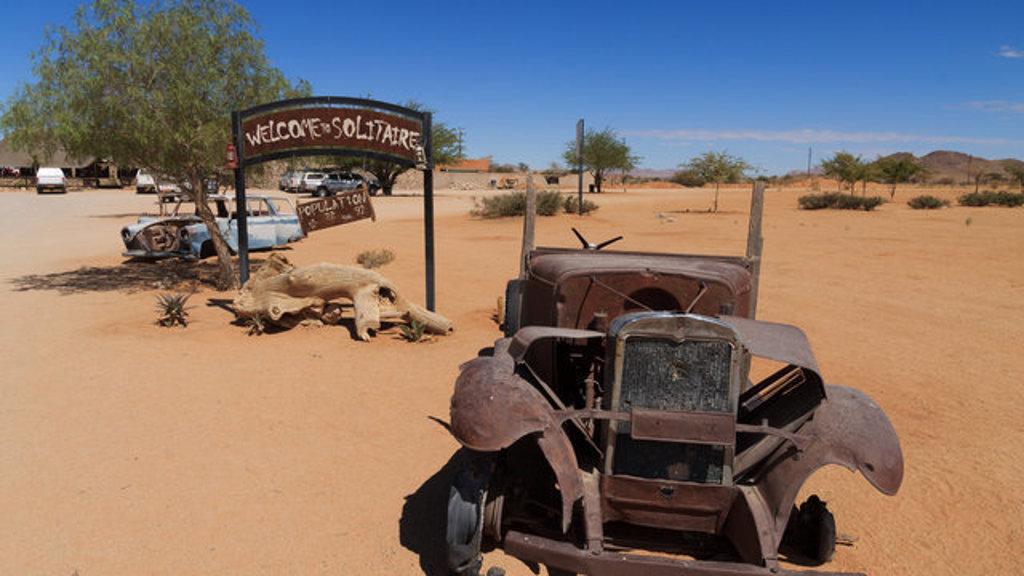 Verlaten mijnstad Solitair in Namibië met roestige auto’s in het zand tijdens de 22-35ers reis Zuidelijk Afrika.