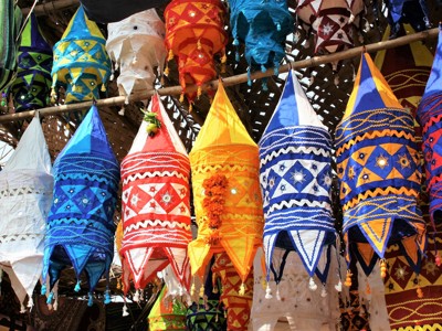 Kleurrijke hangende lantaarns op een markt tijdens de route door India.