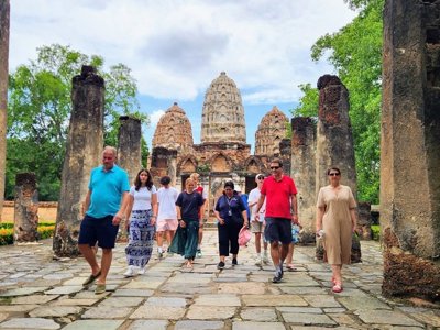 Landschap met rotsformaties en groene heuvels in Thailand tijdens de Familiereis Thailand Comfort-Plus.