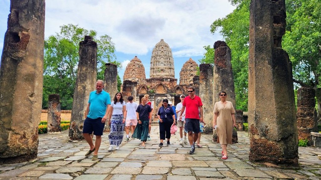 Landschap met rotsformaties en groene heuvels in Thailand tijdens de Familiereis Thailand Comfort-Plus.