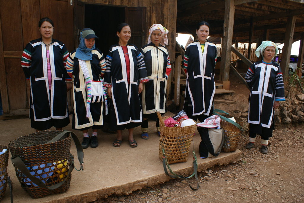 Vrouwen in traditionele kleding bij een dorp in Thailand tijdens een groepsrondreis Thailand.