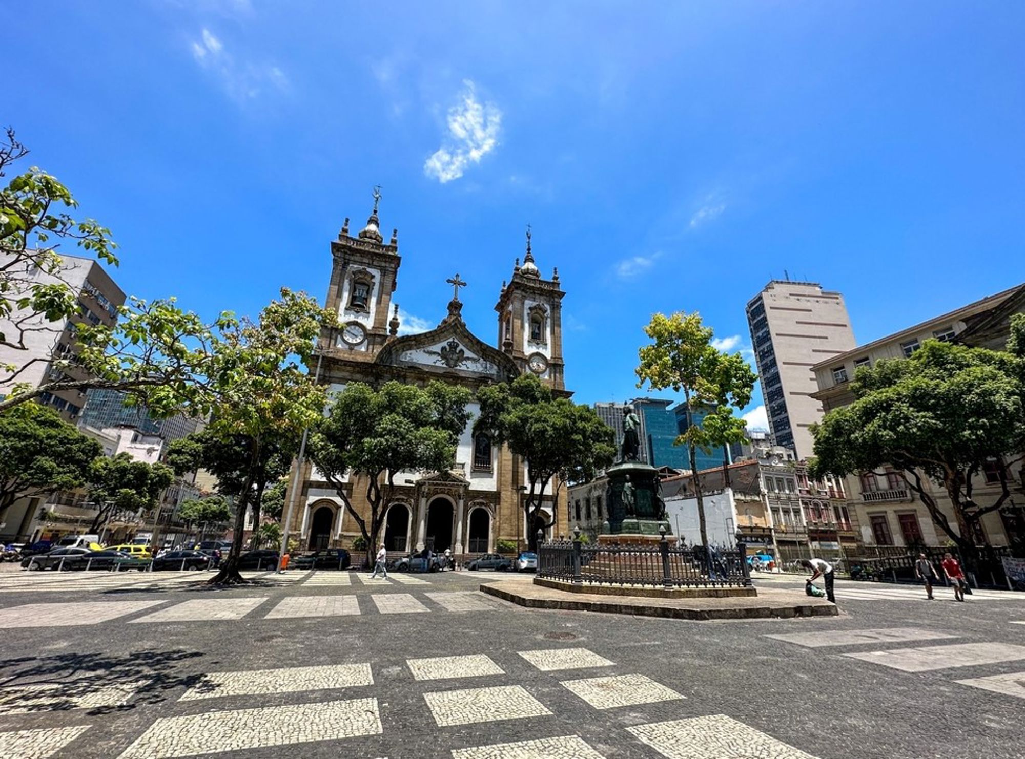 Historische kerk met twee klokkentorens aan een plein in Rio de Janeiro, Brazilië.
