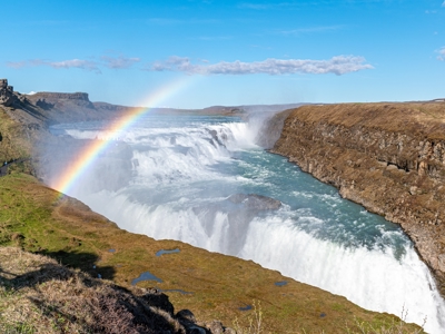 Gullfoss-waterval op de Route IJsland, met regenboog boven de kloof.