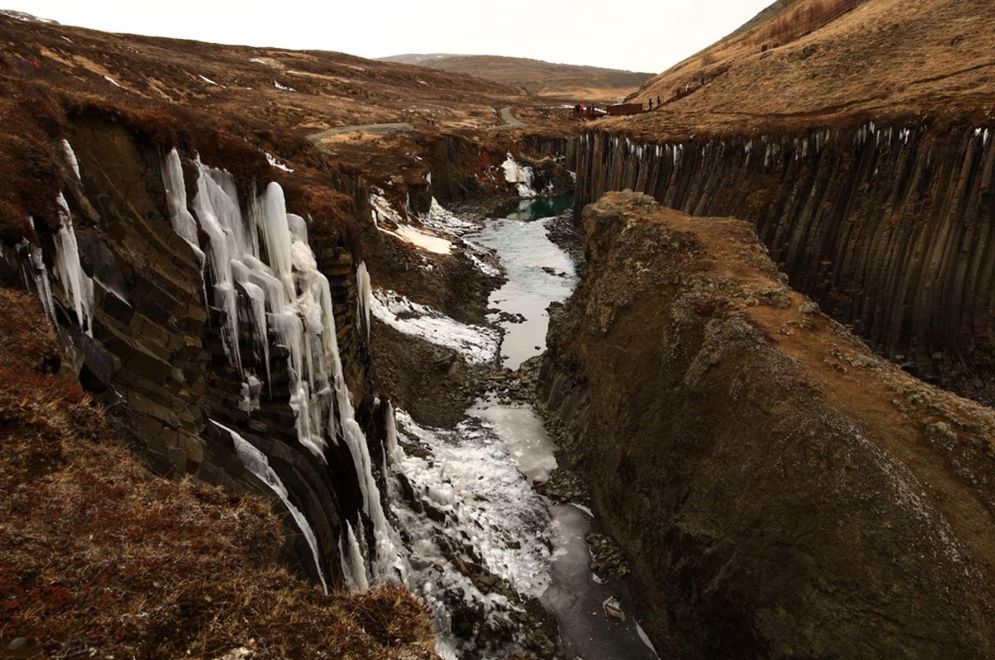 Basaltkloof met bevroren waterval en rivier in IJsland.