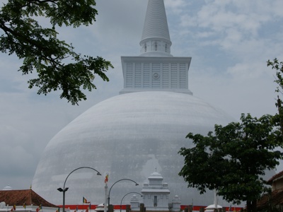 Ruwanwelisaya-stoepa in Anuradhapura, Sri Lanka, met bezoekers op het tempelterrein.