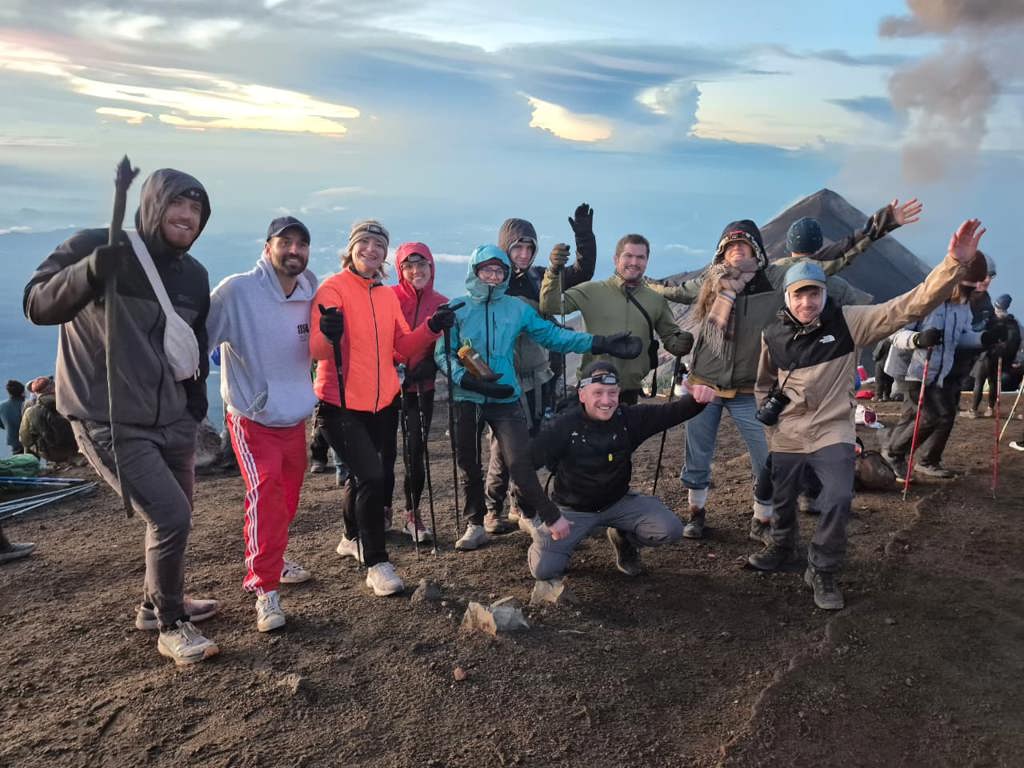 Groepsreizigers wandelen langs de kust tijdens 22-35ers reis Guatemala, Honduras en El Salvador.
