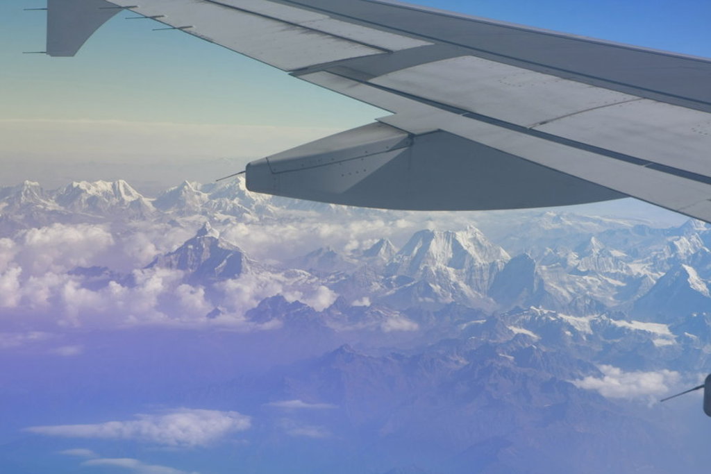 Uitzicht vanuit vliegtuig op de besneeuwde Himalaya tijdens groepsrondreis Sikkim en Bhutan.