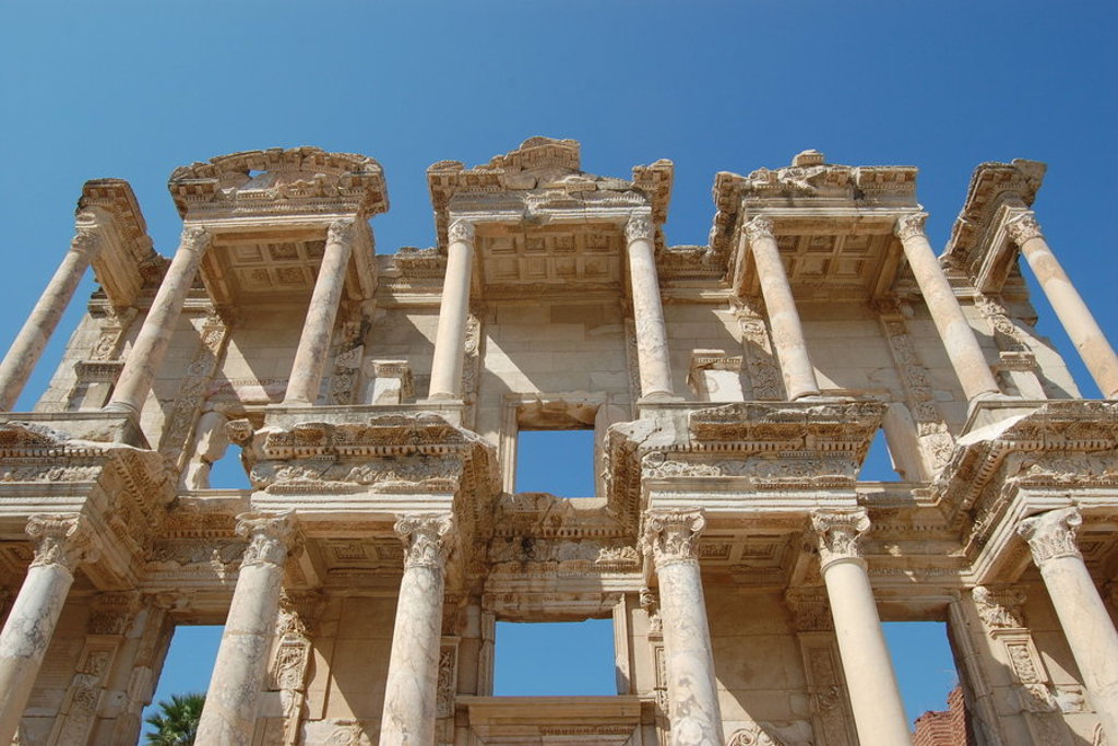 Gevel van de Bibliotheek van Celsus in Efeze, hoogtepunt van de groepsrondreis Turkije.
