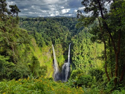 Dubbele waterval in weelderig groen regenwoud tijdens de route Laos & Cambodja.