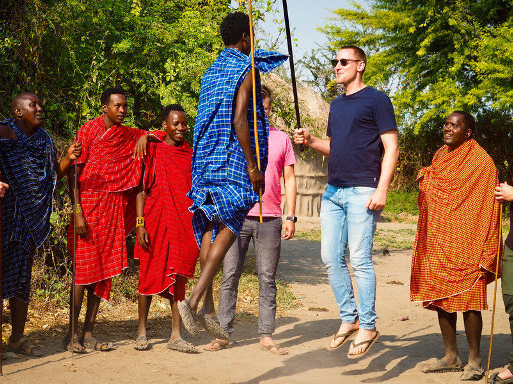 Reizigers maken kennis met Maasai en zien een traditionele sprong tijdens de 22-35ers reis Kenia & Tanzania.