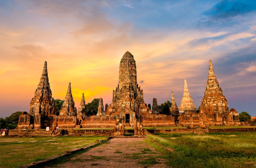 Tempelruïnes van Ayutthaya bij zonsondergang tijdens familiereis Thailand Hoogtepunten.