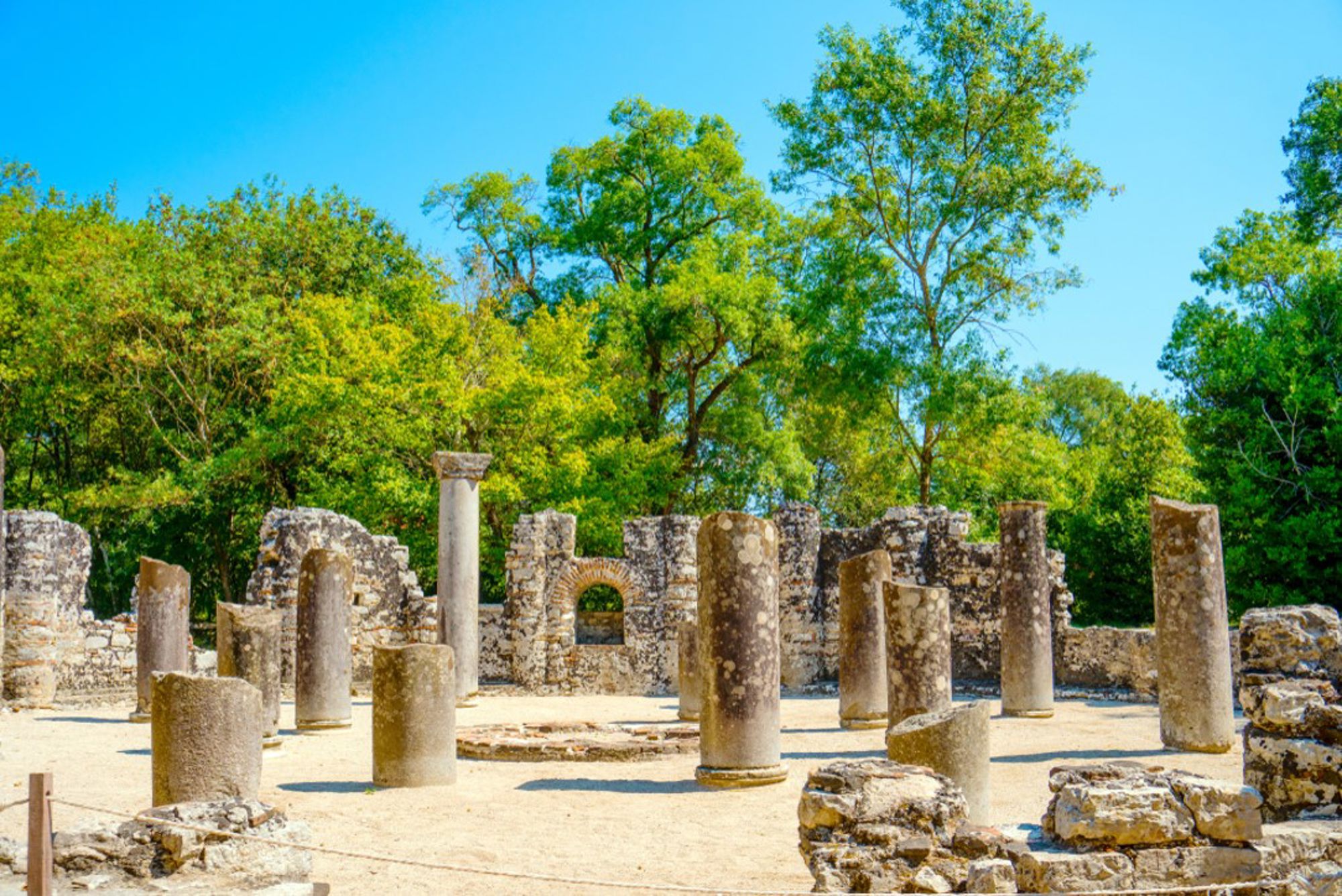 Oude ruïnes met stenen zuilen in het archeologische park van Butrint, Albanië.