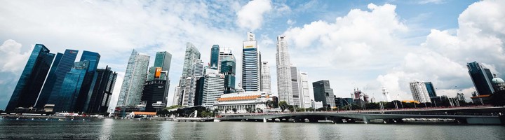 Skyline van Singapore met Marina Bay en wolkenkrabbers aan het water.