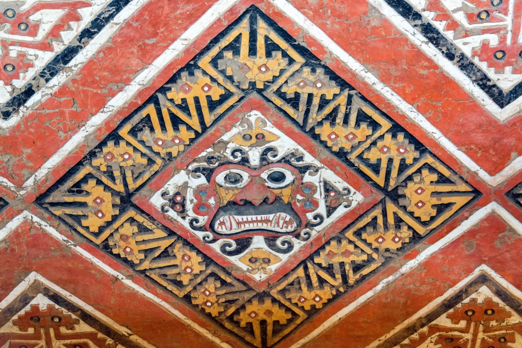 Detail van kleurrijke muurschildering met geometrische patronen in Noord-Peru.