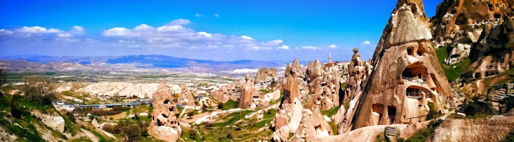 Uitzicht op rotsformaties en uitgehakte grotwoningen in Cappadocië, Turkije.