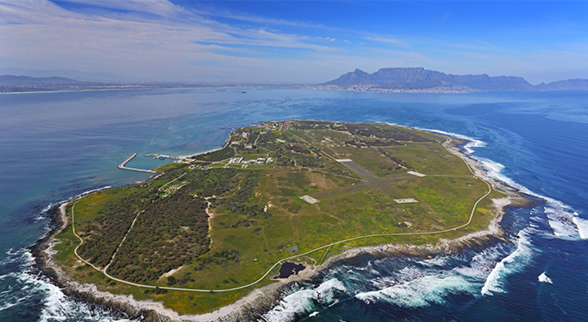 Historisch eiland Robbeneiland Kaap de Goede Hoop met ruige kustlijn en uitzicht op de Tafelberg bij Kaapstad, Zuid-Afrika.