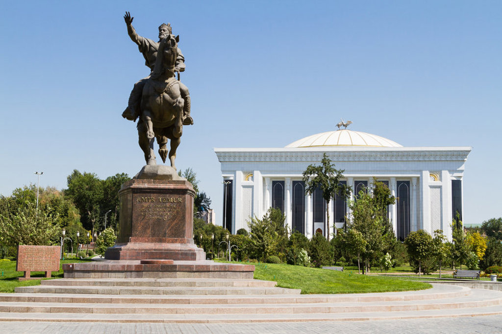 Standbeeld van Amir Timur te paard in Tasjkent, Oezbekistan, tijdens een groepsrondreis.